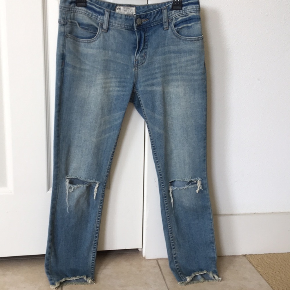 Frayed Cropped blue jeans with two holes